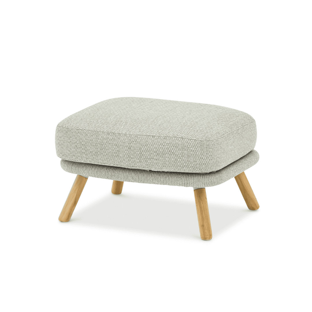 Sky Haven tabure – doğal ahşap ayaklı, açık gri minderli dış mekan pufu, berjer tamamlayıcısı