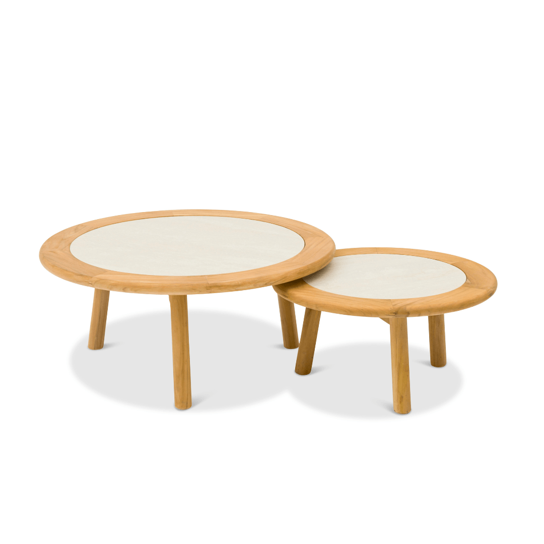 Sky Haven yuvarlak orta sehpa seti – doğal ahşap ayaklı, açık renkli üst tablalı dış mekan sehpa takımı