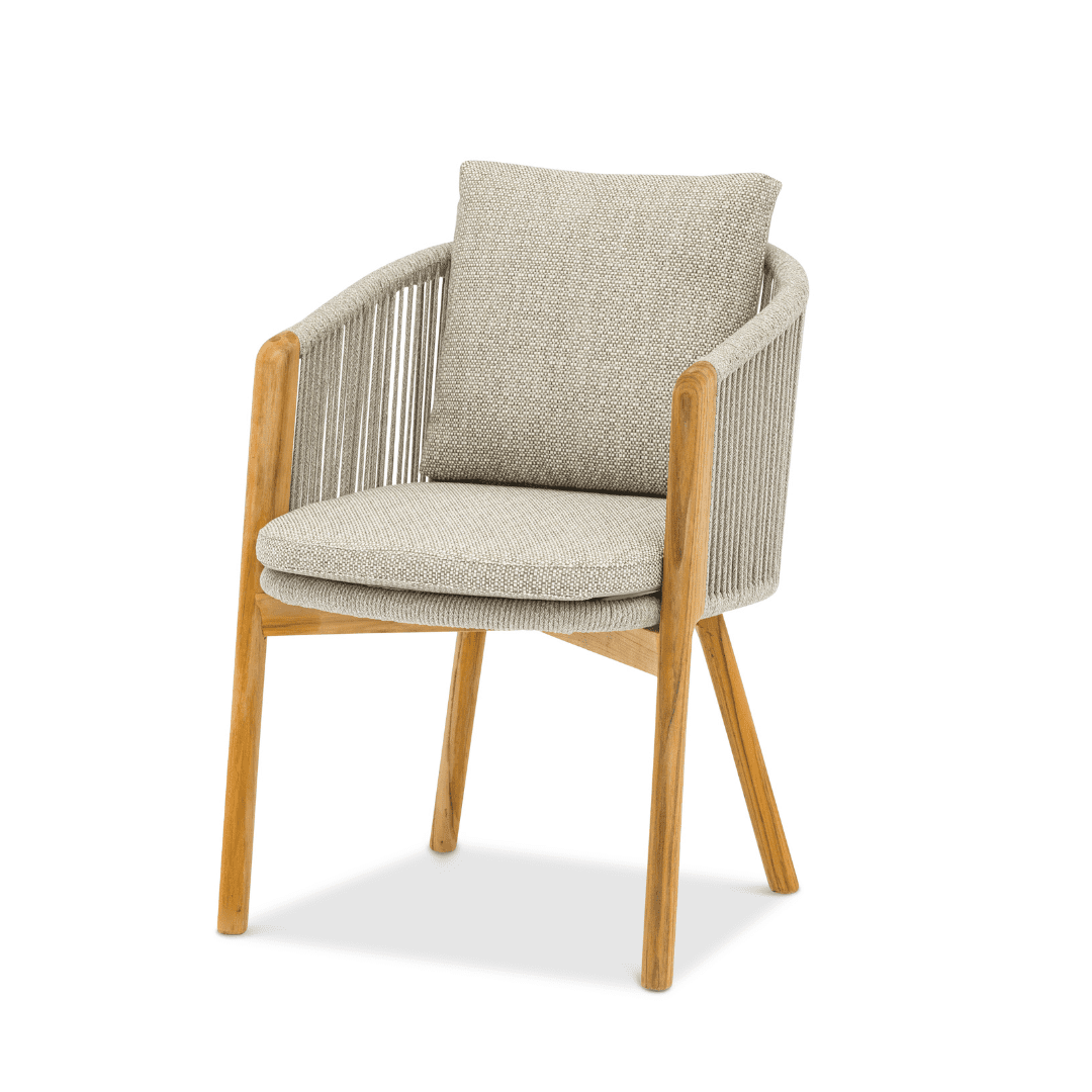 Sky Haven modern dış mekan sandalye – doğal ahşap ayaklı, ip detaylı sırt ve kolluk tasarımı, yastıklı oturum